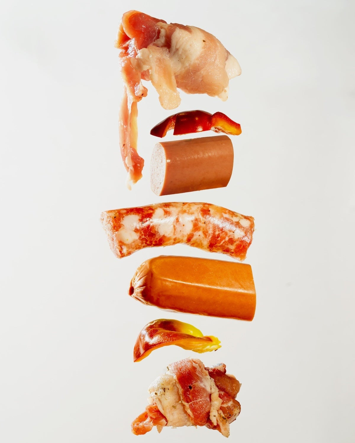 Spiedino con carne di maiale, pancetta, salsiccia, würstel e peperone – Macelleria SMAP